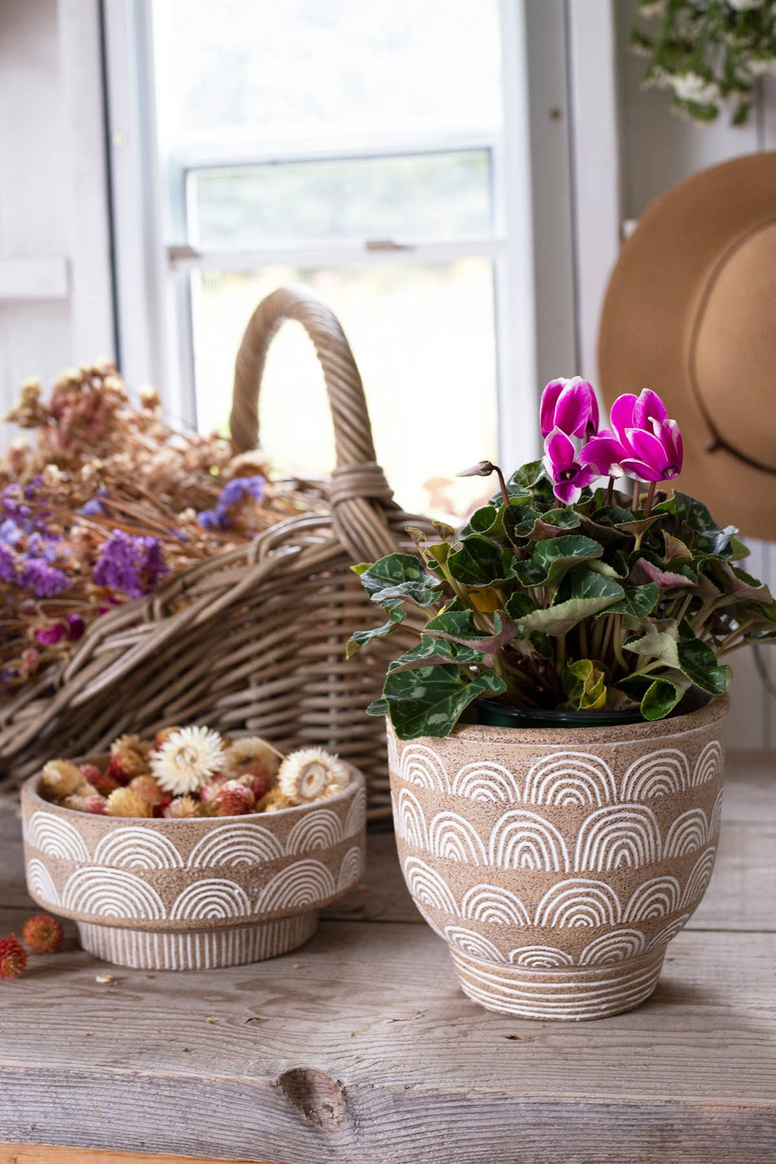 LARGE ROUND CEMENT POT DESIGN AND FOOTED BASE