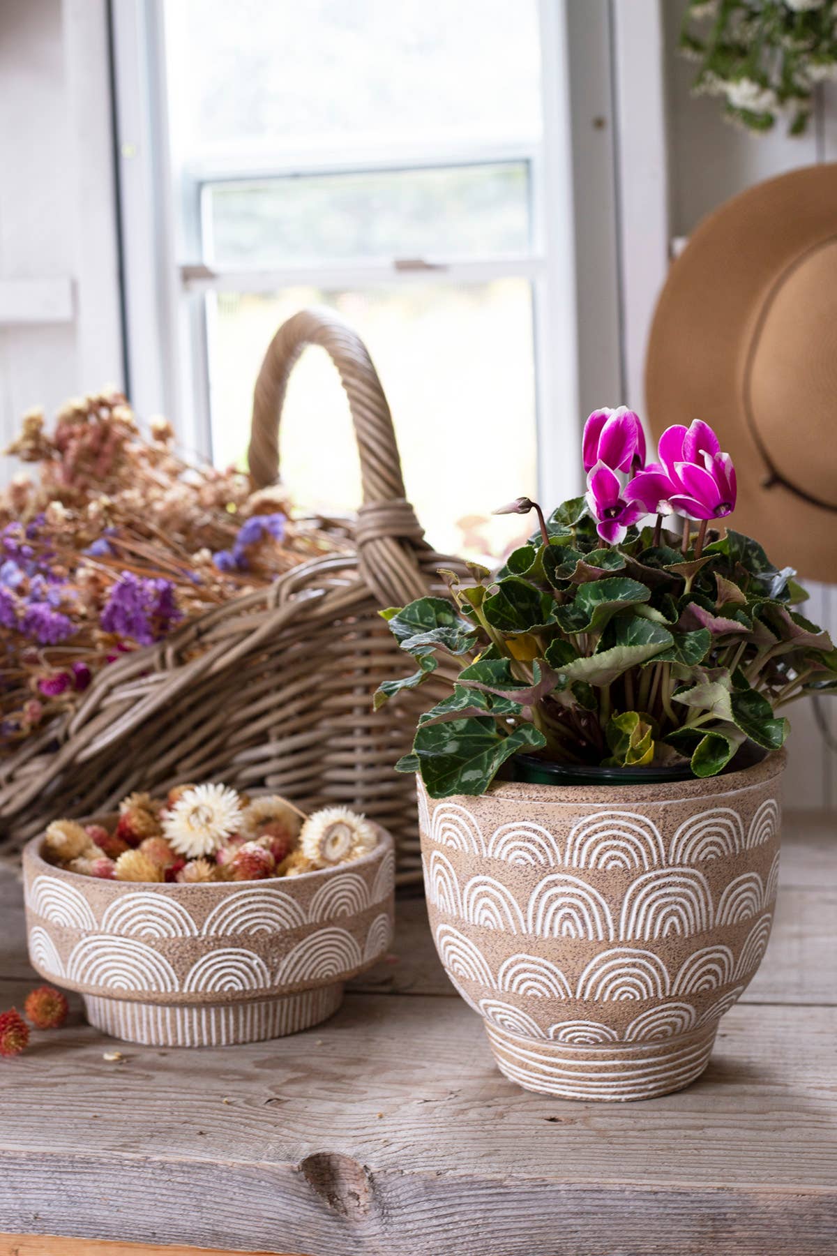 LARGE ROUND CEMENT POT DESIGN AND FOOTED BASE