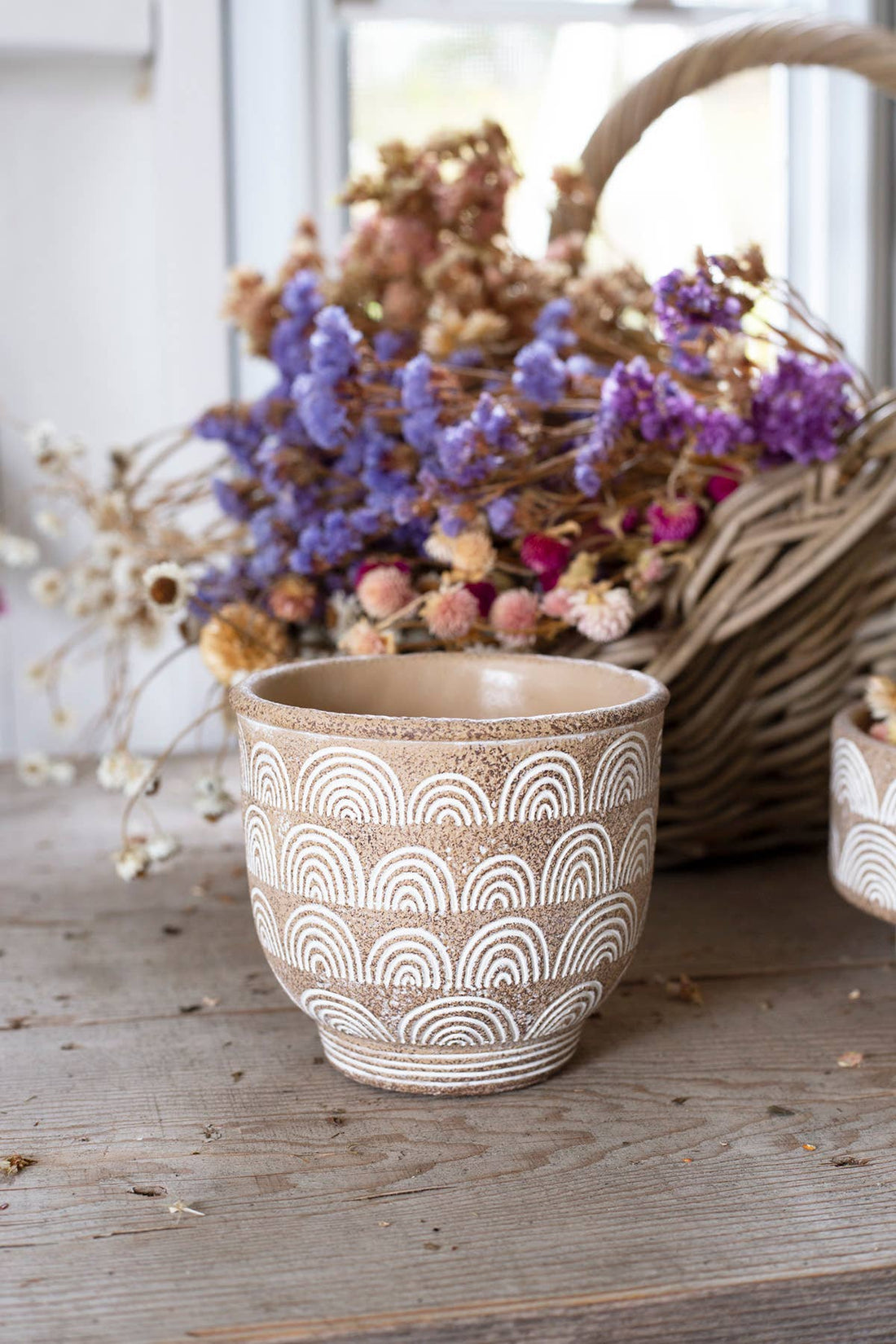 SMALL ROUND CEMENT POT DESIGN AND FOOTED BASE